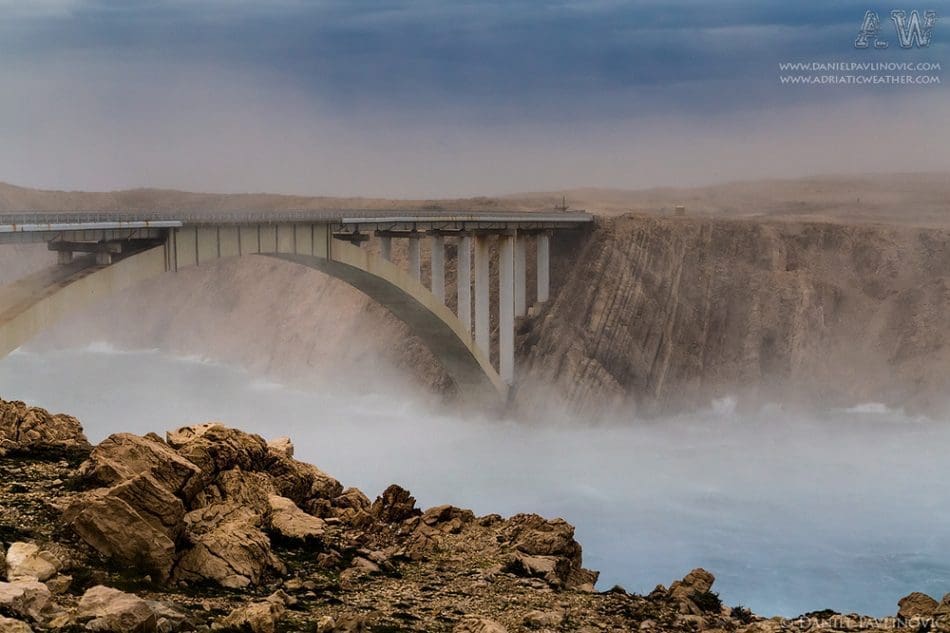 Bura u Splitu ima udare do 86 km/h, Maslenica je zatvorena za sav promet