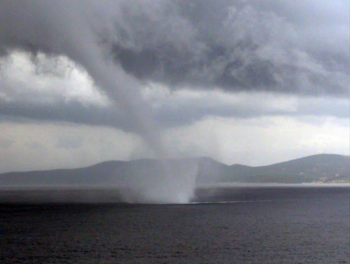 DIVLJE VRIJEME Velika pijavica se razvila na moru kod Omiša