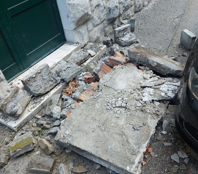Kamena ploča koja je pala sa zgrade u Splitu i dalje na nogostupu: "Dice uvik puna ulica. Moglo je past na nekoga"