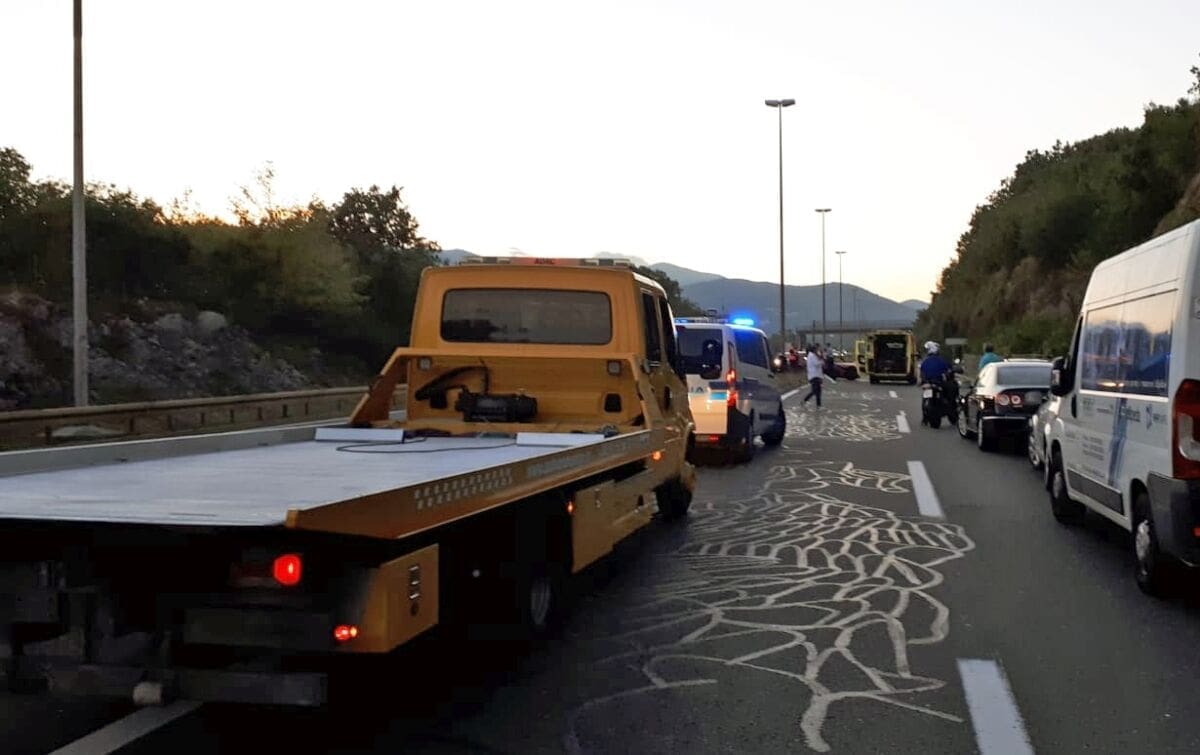 Kombi pun migranata se zabio u kamion, vozač bio vidno drogiran