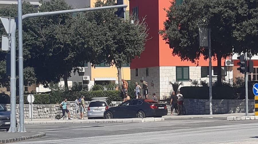 POLJUD: Autom se zabio u zid, nastala materijalna šteta na vozilu