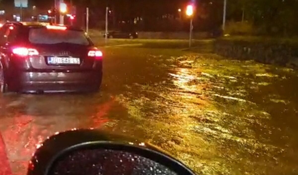 OLUJNO NEVRIJEME Dijelovi Splita pod vodom, ispumpavanja u Dugom Ratu, orkanski udari vjetra na moru