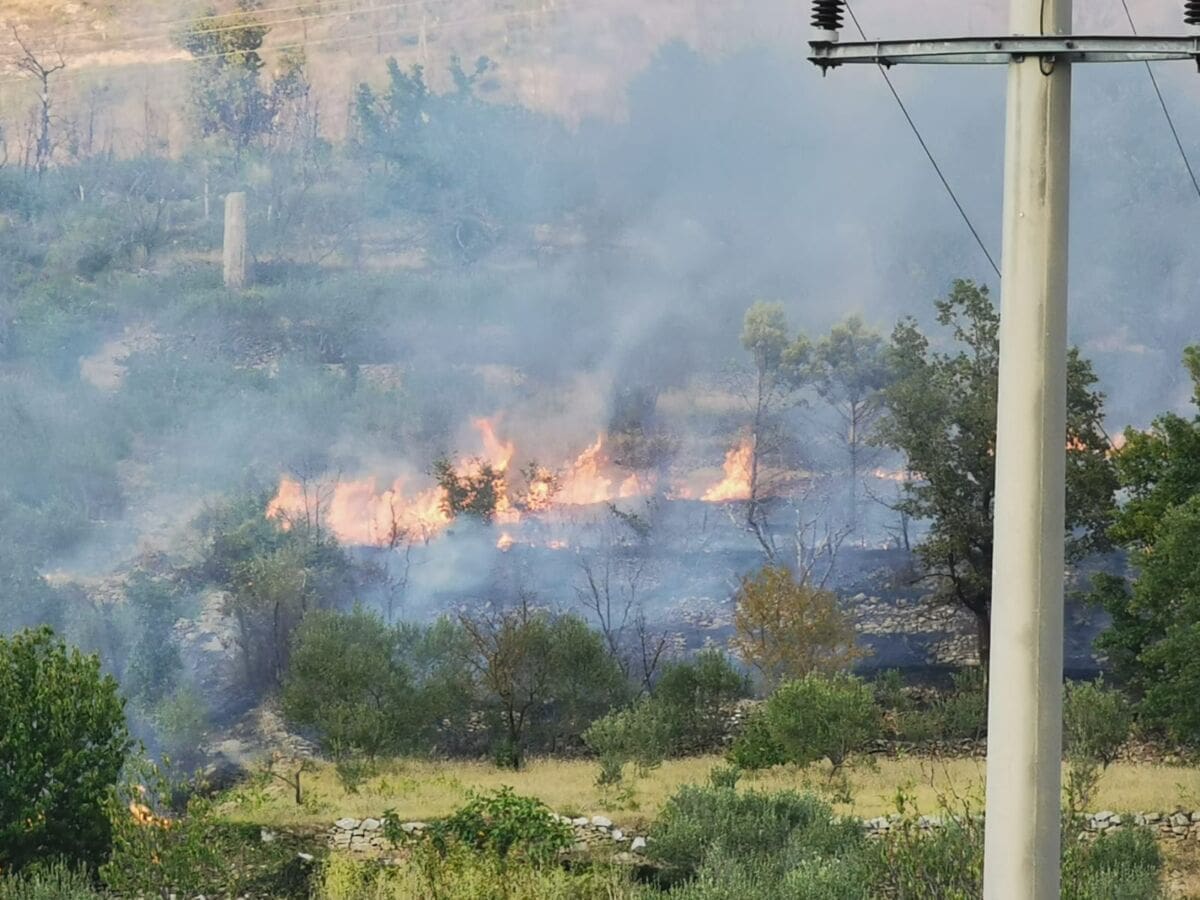 UGAŠEN POŽAR U SRINJINAMA Veliki požar izbio je u blizini mjesta odakle je krenuo katastrofalni splitski požar 2017.