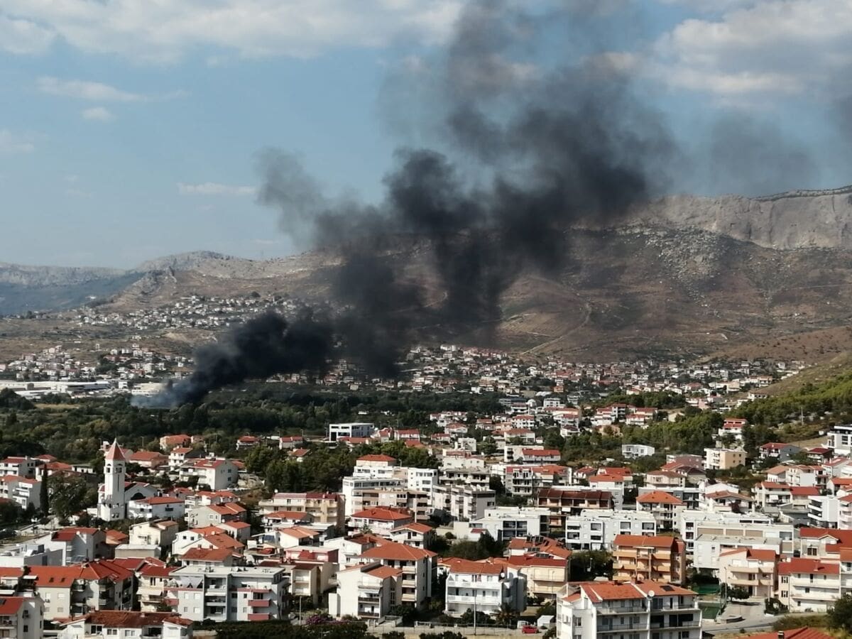 VELIKI POŽAR KOD TTTS-a Crni oblak dima nad istokom Splita, gori veliki ilegalni deponij