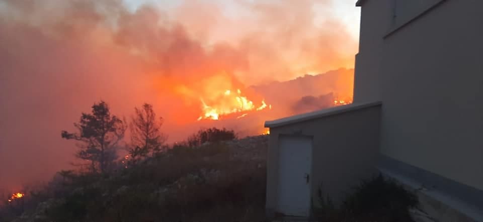 POŽAR SE AKTIVIRAO Na Visu opet gori, čekaju se kanaderi