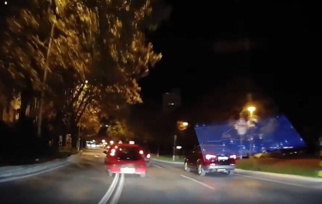 MORA DA MU SE JAKO ŽURILO Pogledajte kako vozač pretječe auto ispred sebe u Gundulićevoj