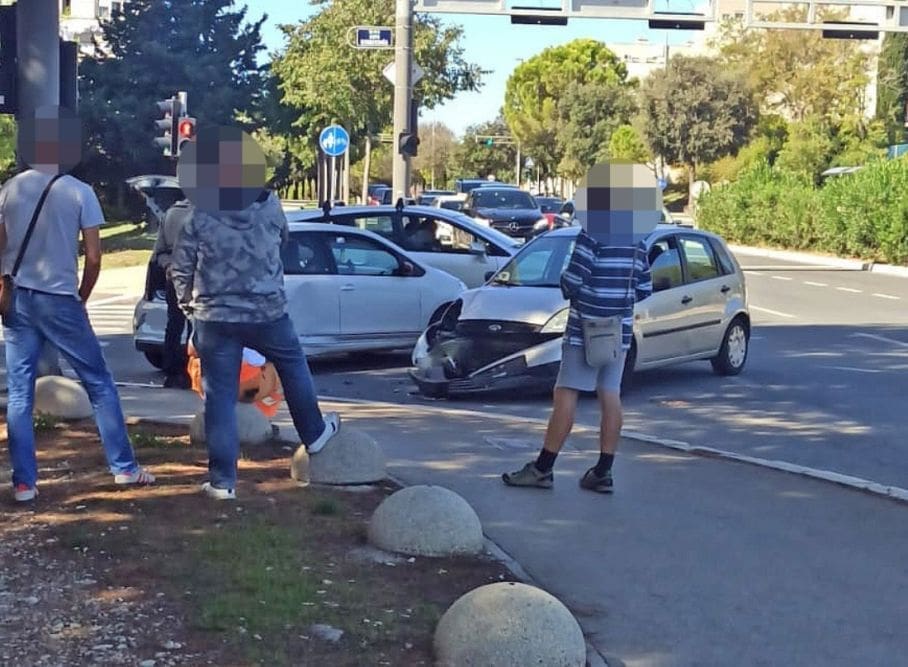 Sudar dvaju automobila u ulici Hrvatske mornarice, tek treba utvrditi tko je skrivio nesreću