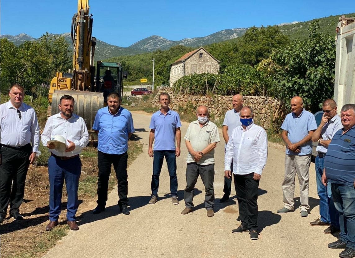 ZAPOČELA REKONSTRUKCIJA 2,2 KM CESTE VRGORAC - STILJA Radovi vrijedni 5,36 milijuna kuna