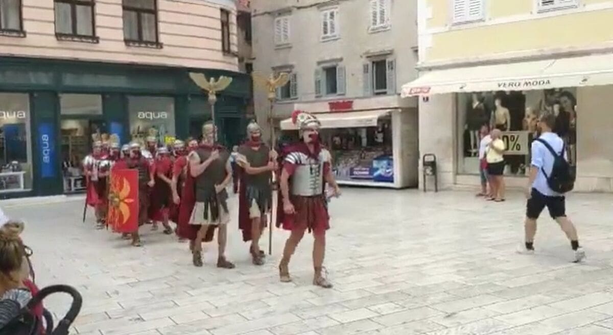 RIMSKI ĐIR Centrom grada Splita prošetali car Dioklecijan i rimski vojnici