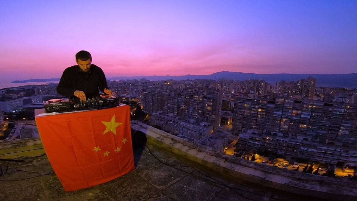 RITAM INFECTION (1) Splitski DJ Vinko Sunara u jeku najžešće karantene nastupio na neboderu "Gaće" na Trsteniku