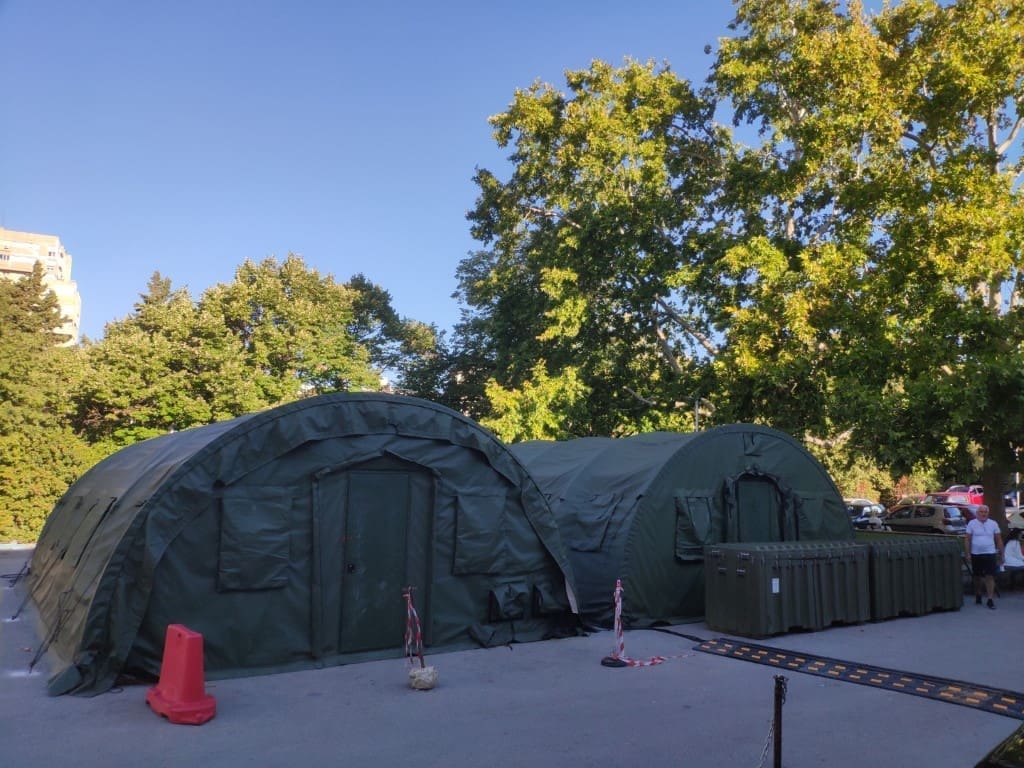 Postavljena dva šatora ispred bolnice na Križinama