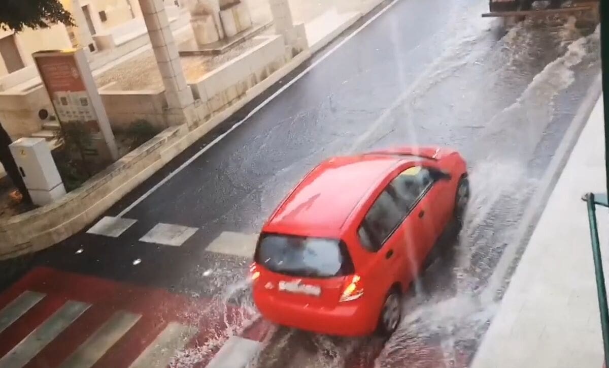 Dijelove Dalmacije zahvatilo nevrijeme: Palo 50 litara kiše uz bujice, večeras udari vjetra do 100 km/h