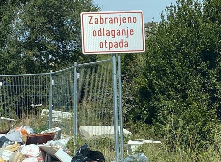 SRAMOTNO PONAŠANJE NA ISTOKU SPLITA Čemu služi ova tabla koju je nemoguće ne primijetiti?