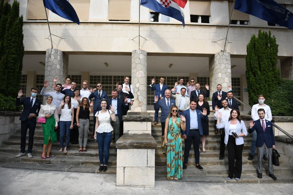 UPOZNAO IH S POVIJESTI GRADA Predstavnike HAZ-a i bavarske Zaklade Hanns-Seidel primio splitski gradonačelnik Krstulović Opara