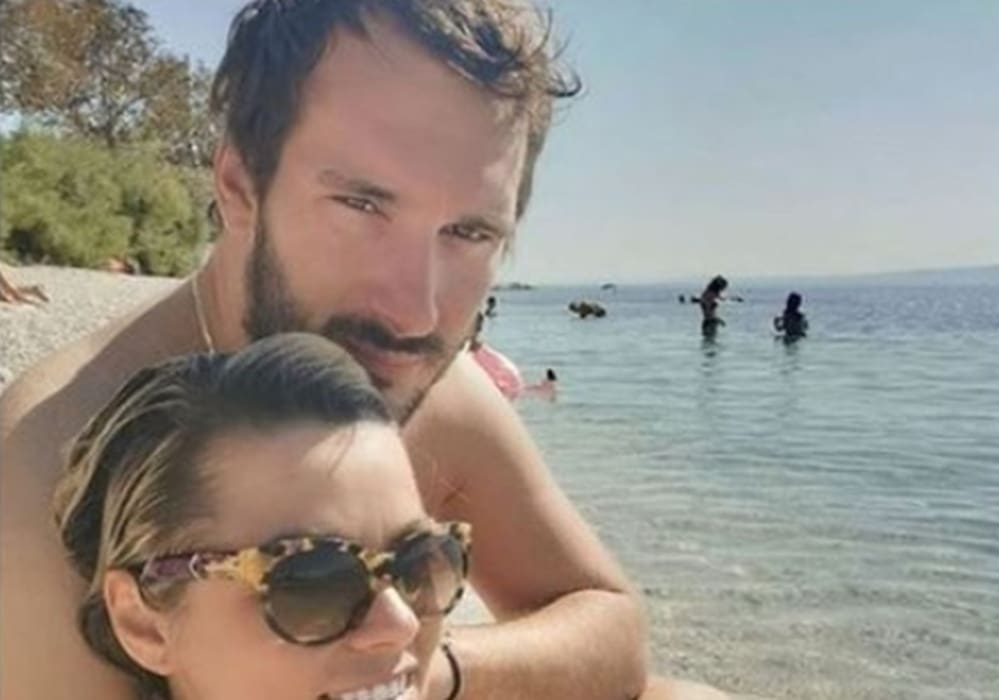 Šušnjara u zagrljaju sedam godina mlađeg dečka uživala na plaži u Jesenicama