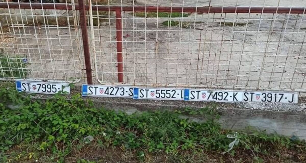 "IZLOŽBA TABLICA NAKON JUČERAŠNJE POPLAVE" Ako ste izgubili tablice u Kaštelima, evo gdje ih možete naći