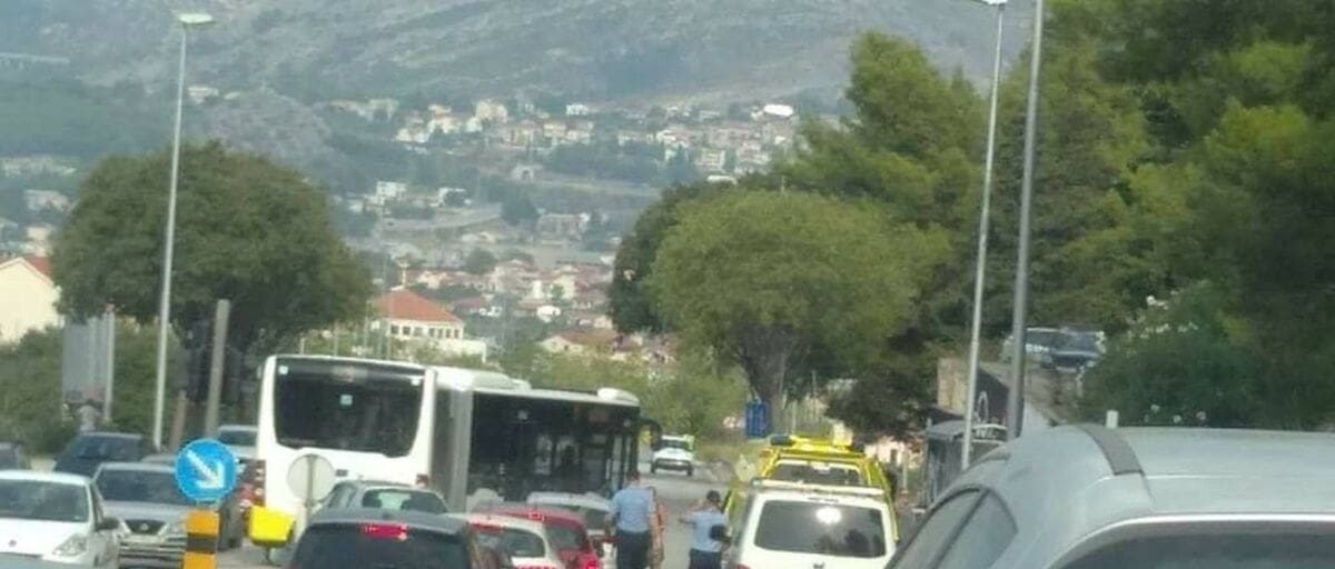 TEŠKA PROMETNA U SPLITU Sudarili se auto i motor, motociklist teško ozlijeđen