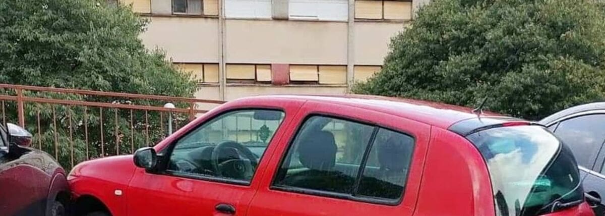 NEVIĐENO PARKIRNO UMIJEĆE: Vozač se parkirao poprečno između dva auta