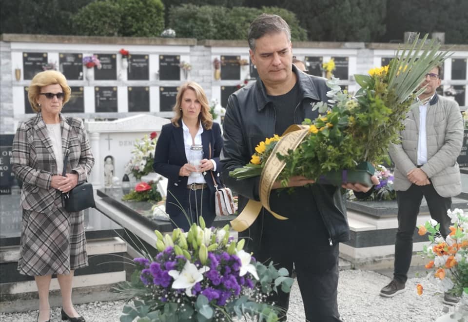 U SJEĆANJE NA VELIMIRA TERZIĆA Na 25.godišnjicu splitski liberali se došli pokloniti