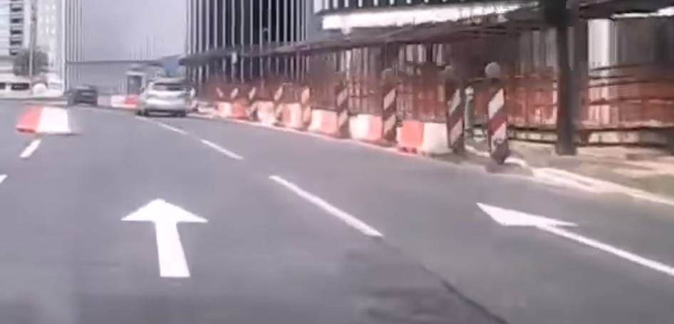 BUDITE OPREZNI: Vozači zaobilaze barijere u Ulici Domovinskog rata