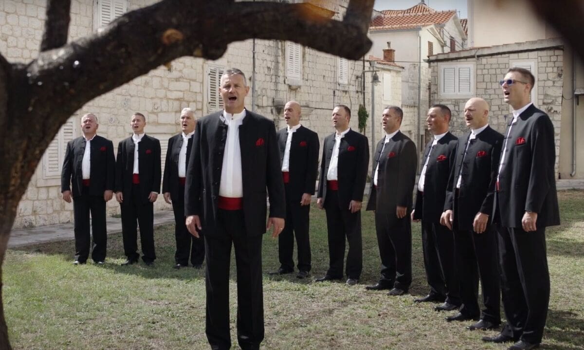 U novom spotu klapa Sv. Juraj HRM opjevala Dalmaciju