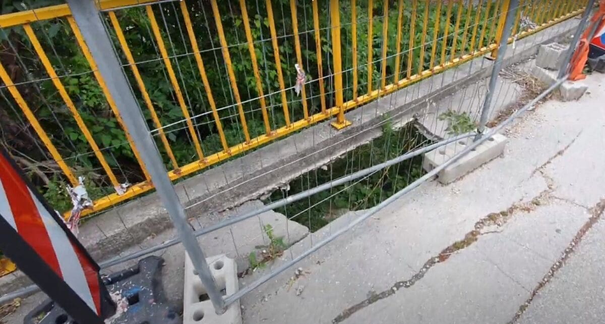 Splitska cesta "atrakcija": Rupa kroz koju već godinama možete gledati u provaliju ispod nje!