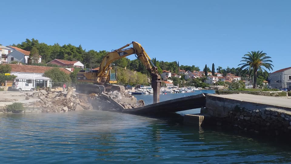 OTIŠAO U POVIJEST Srušen most u Vrboskoj: Pogledajte video rušenja
