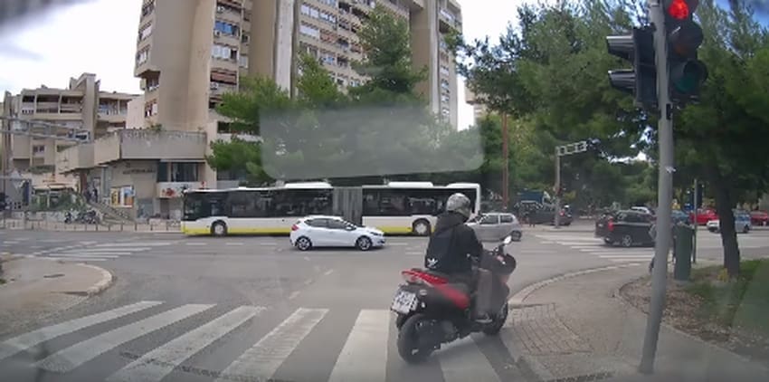 "PREVARIO SEMAFOR"?: Pogledajte kako se ovaj vozač uključuje u promet