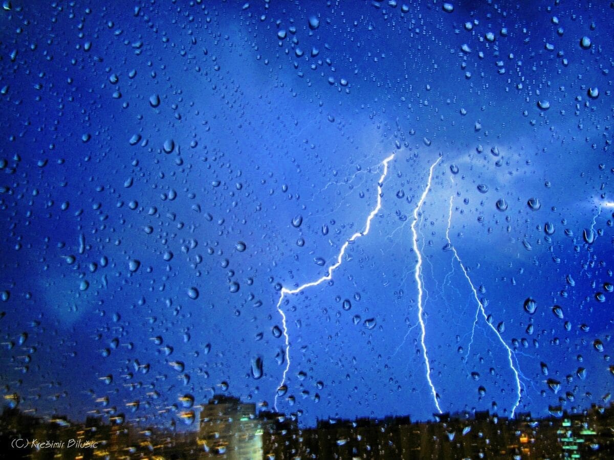 Nevrijeme iza ponoći zahvatilo dio Dalmacije