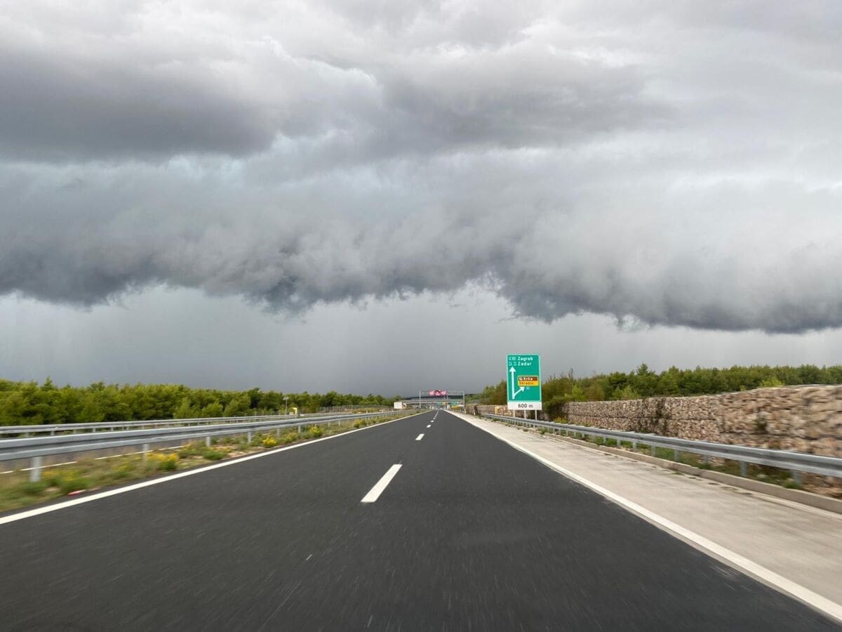 NOVA CIKLONA: U dijelovima Dalmacije već je palo preko 50 litara kiše