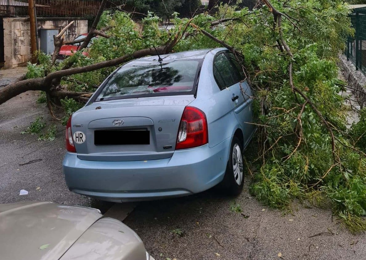 POSLJEDICE NEVREMENA U SPLITU Dio stabla pao na automobil u Matoševoj, olujni vjetar lomi grane