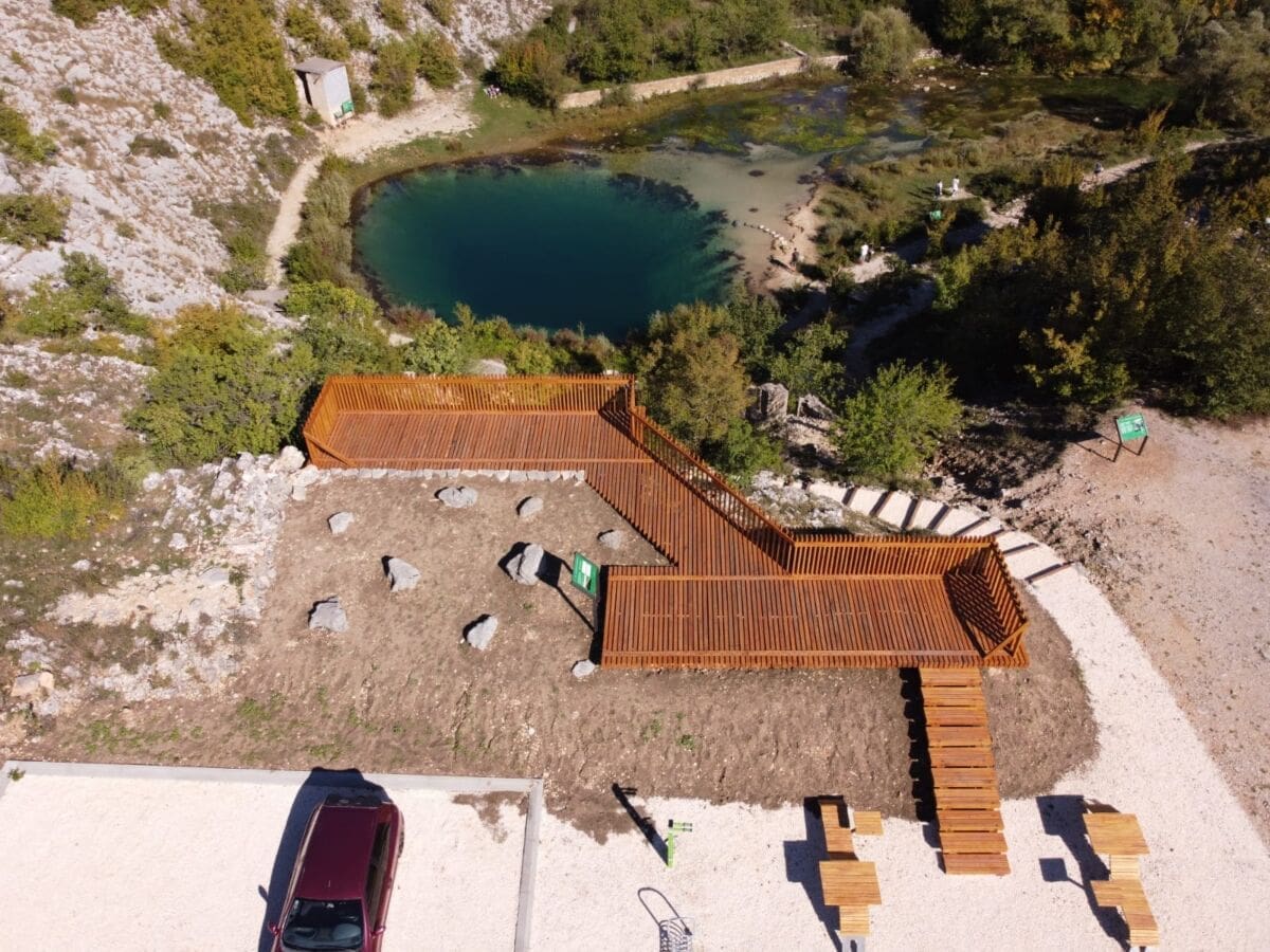 Na izvoru Cetine niknuo vidikovac vrijedan skoro pola milijuna kuna: Prvi donosimo fotografije