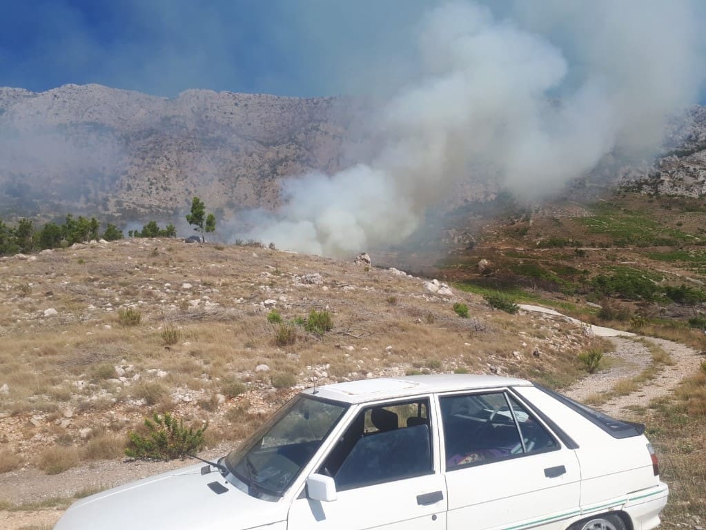 Vatrogasci ostaju na požarištu u Lokvi Rogoznici: "Vatra se bila približila kućama"