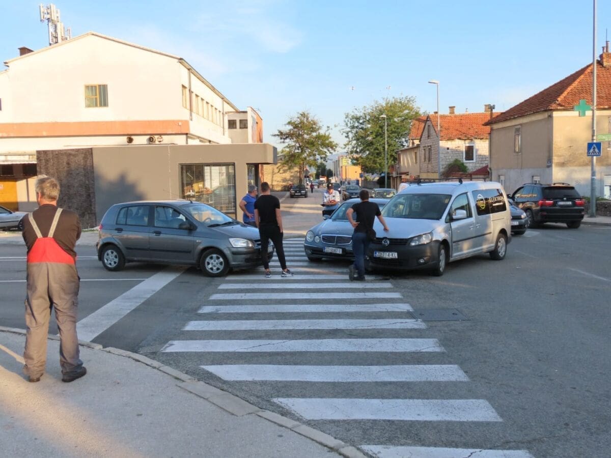 LAKŠA PROMETNA NESREĆA: Sudarila se tri osobna automobila