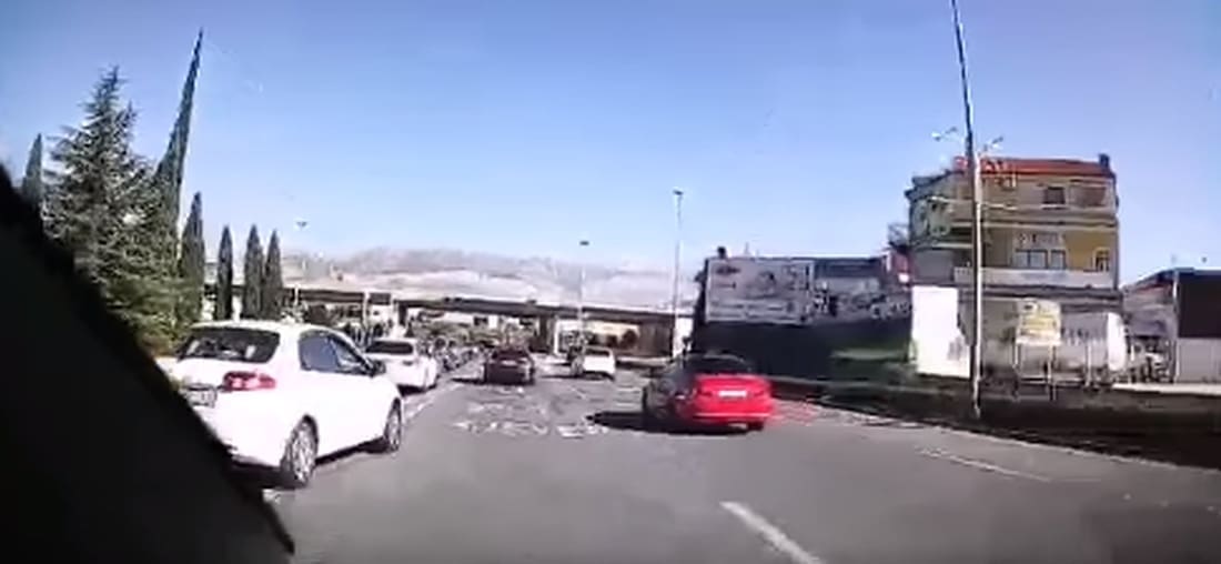 U ZADNJI ČAS: Pogledajte kako je ovaj vozač izbjegao sudar na izlazu iz Splita