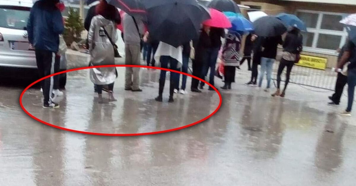 MOŽE LI TUŽNIJE? Ljudi u Splitu u lokvama do gležnja čekaju na red za testiranje