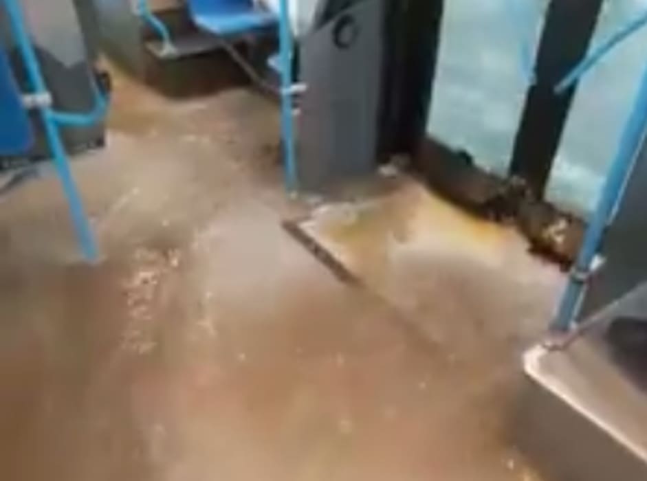 Kišno nevrijeme zahvatilo dijelove Jadrana, voda prodirala u autobus: Večeras nam stižu obilna kiša i grmljavina