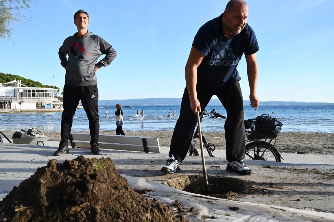Splićani iskopali rupe na najpoznatijoj splitskoj plaži. Doznali smo o čemu se radi