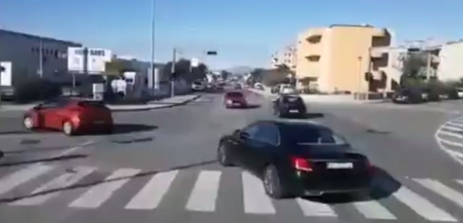 NIJE GA SRAM: Pogledajte kako bahati vozač u Splitu zaobilazi kolonu vozila