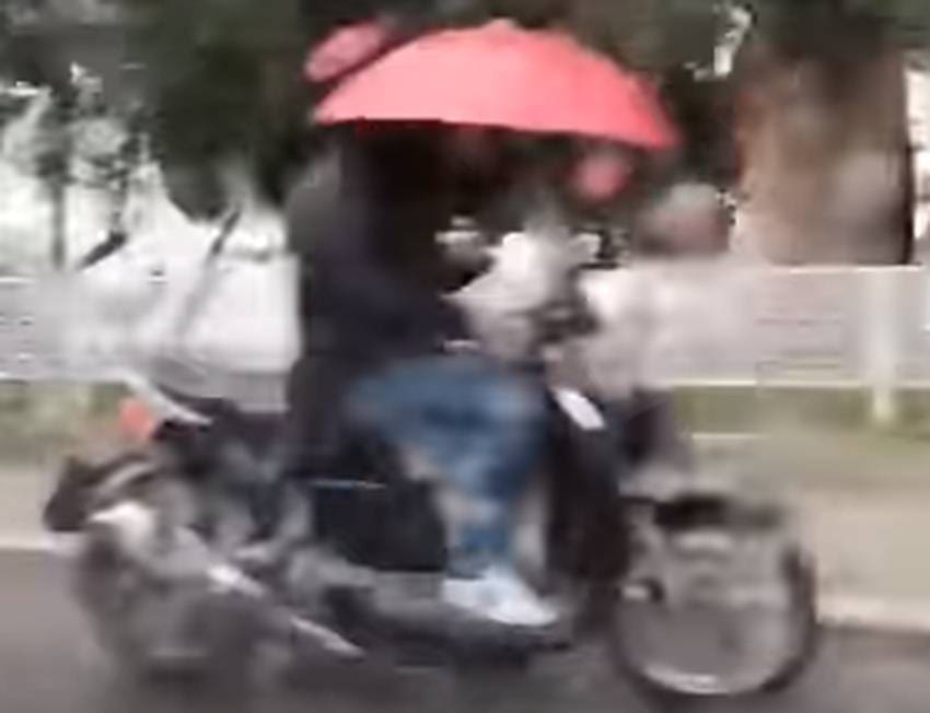 HIT SNIMKA IZ TROGIRA: Vozač skutera se snašao, njemu kiša ne smeta