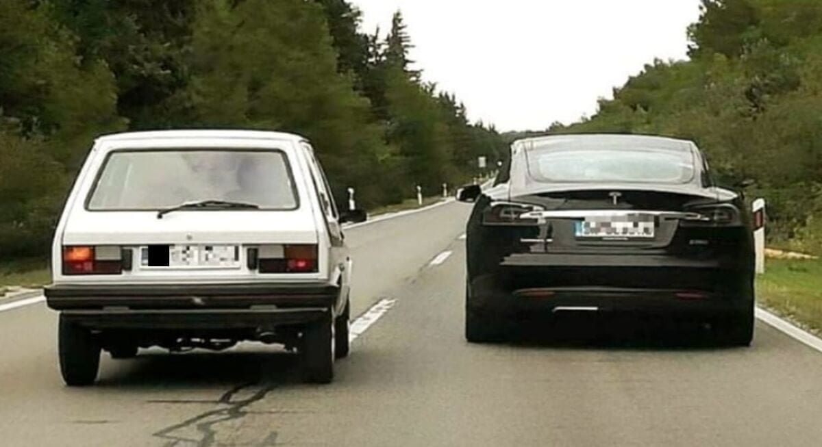Urnebesan prizor s dalmatinskih prometnica: Yugo koji pretječe Teslu postalo hit na društvenim mrežama