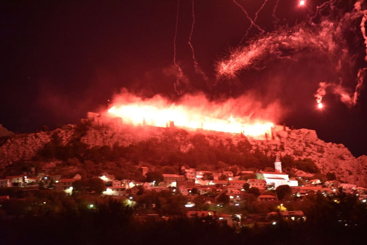 TORCIDA KLIS PRIREDILA SPEKTAKL Ovako izgleda kada "gori" Kliška tvrđava