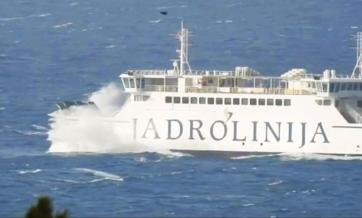 U dijelu Dalmacije puše najjače jugo zadnje 4 godine: Pogledajte trajekt koji se probija kroz valove od Splita prema Supetru