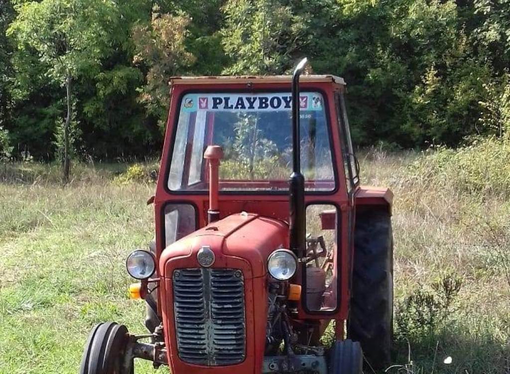 Fotografija traktora iz Turjaka postala hit zbog natpisa u kabini