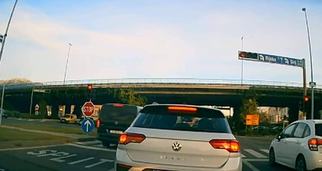 DA TI SE SLEDI KRV U ŽILAMA: Pogledajte kako je ovaj vozač "proletio" kroz crveno na semaforu