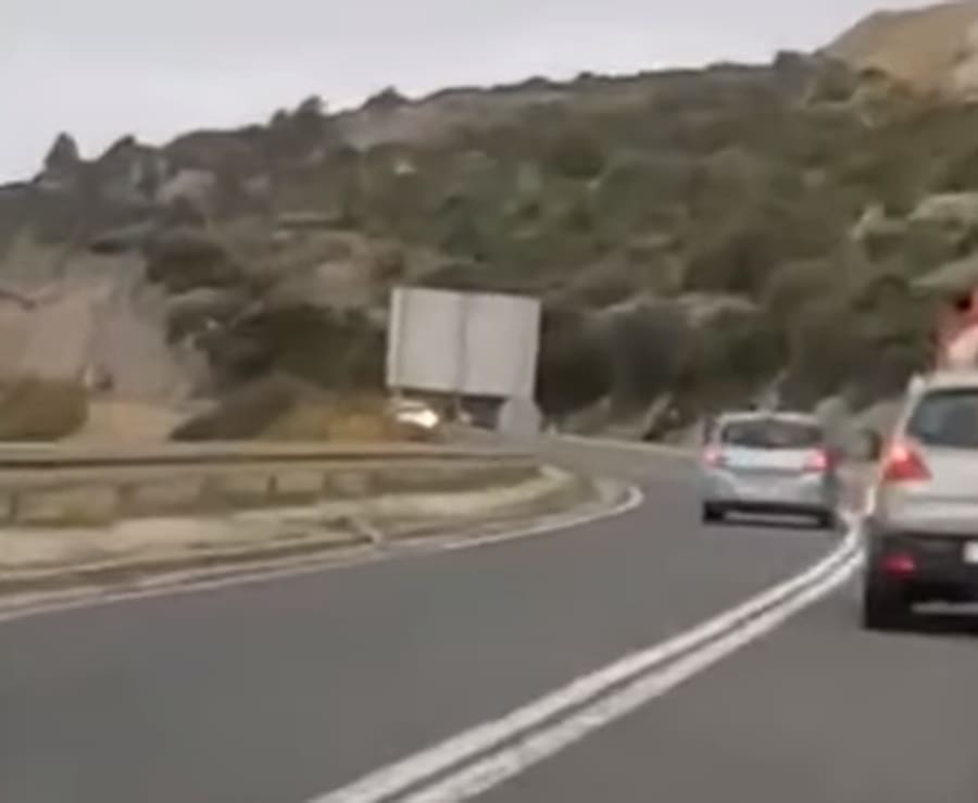 IMA I OVAKVIH NEDOGOVORNIH POJEDINACA: Pogledajte što ovaj vozač radi na zaobilaznici u Trogiru