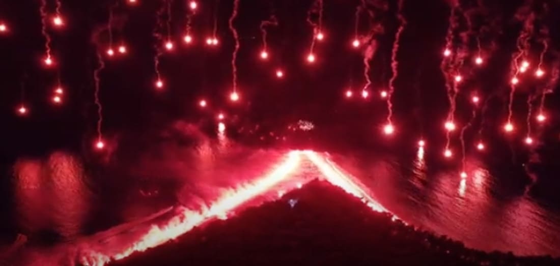 FASCINANTAN VIDEO: Zlatni rat na Braču u plamenu povodom rođendana Torcide