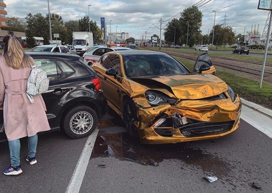 Pogledajte kako izgleda zlatni Porsche vrijedan 130.000 dolara nakon sudara s VW Polom