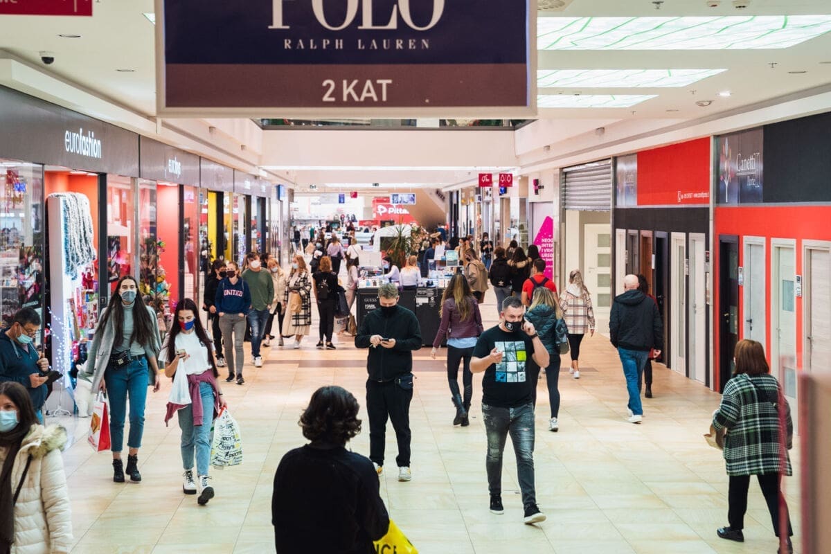 Crni petak ipak privukao ljude u trgovačke centre, patrole Civilne zaštite imale posla preko glave