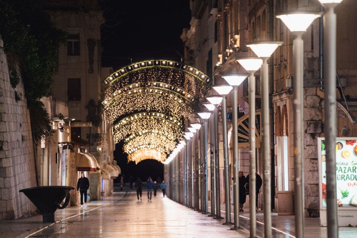 Korona je učinila svoje: Ulice Splita u večernjim satima su - puste